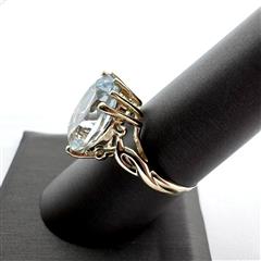 10K 417 Yellow Gold 3.6G Large Aquamarine Ring Size: 7.5!